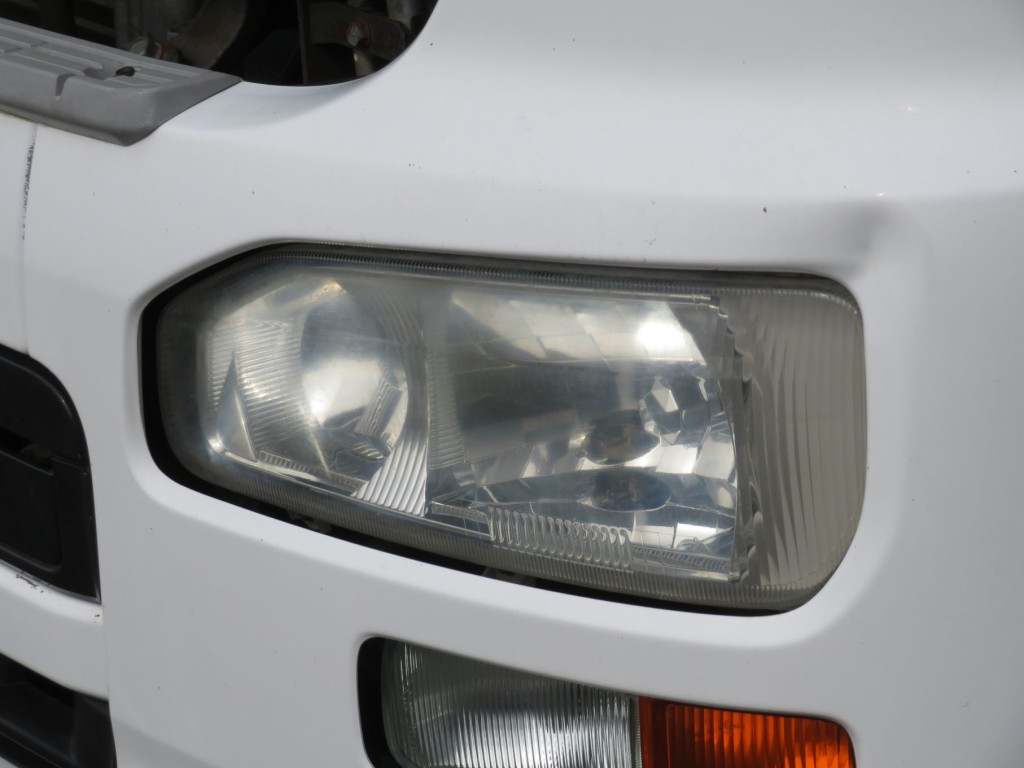 助手席側ヘッドライトのレンズに曇りがあります。|UDトラックス クオン QKG-CD5ZAの写真31