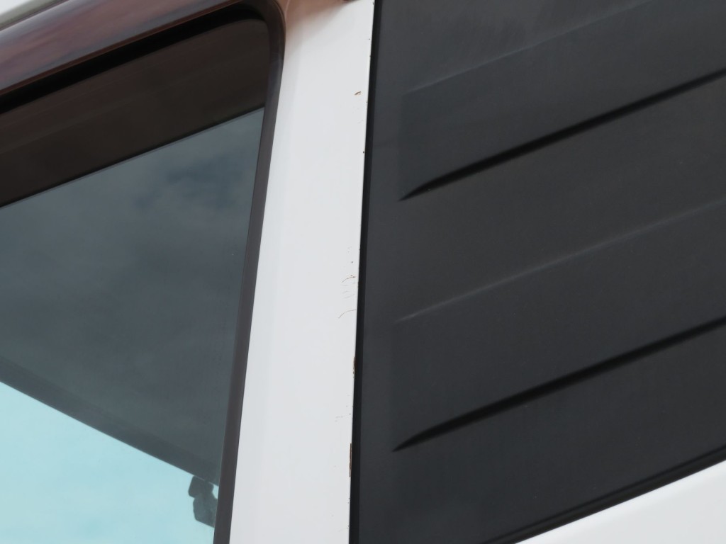 助手席ドアの窓枠部に細かいキズがあります。|UDトラックス クオン QKG-CD5ZAの写真32