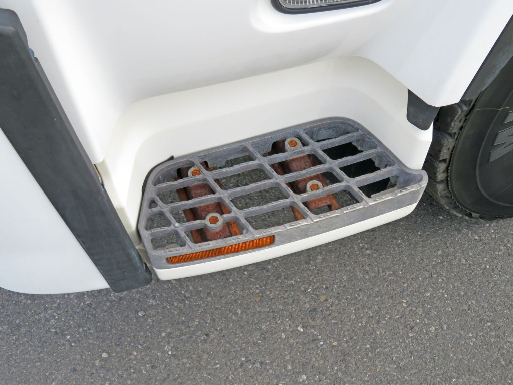 助手席側ステップステーにサビがあります。|UDトラックス クオン QKG-CD5ZAの写真33