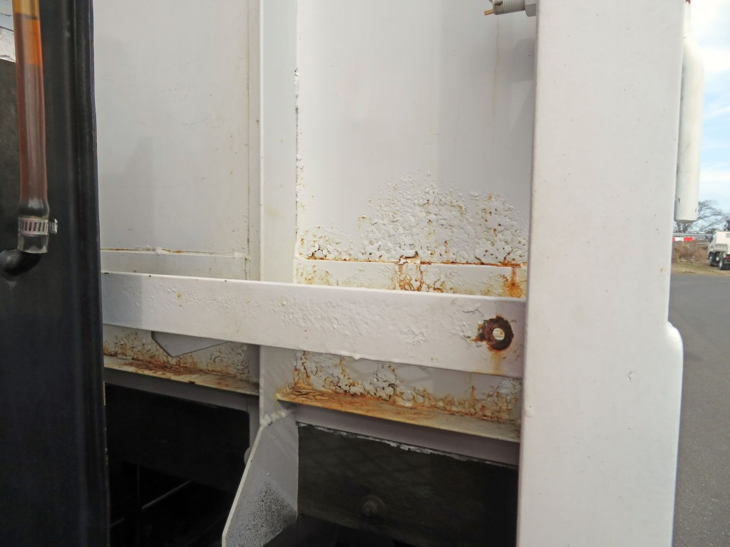 前立ての外面にサビがあります。|UDトラックス クオン QKG-CD5ZAの写真38