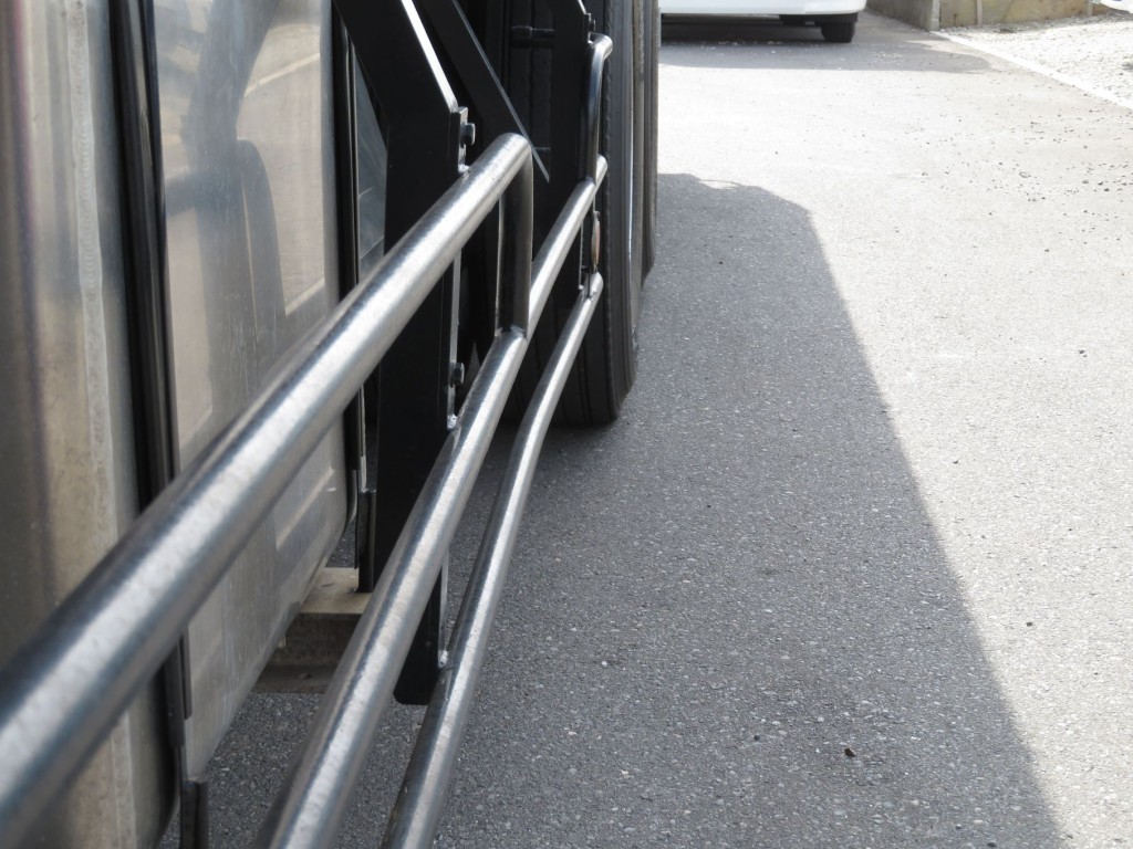 助手席側サイドバンパーに曲がりがあります。|UDトラックス クオン QKG-CD5ZAの写真39