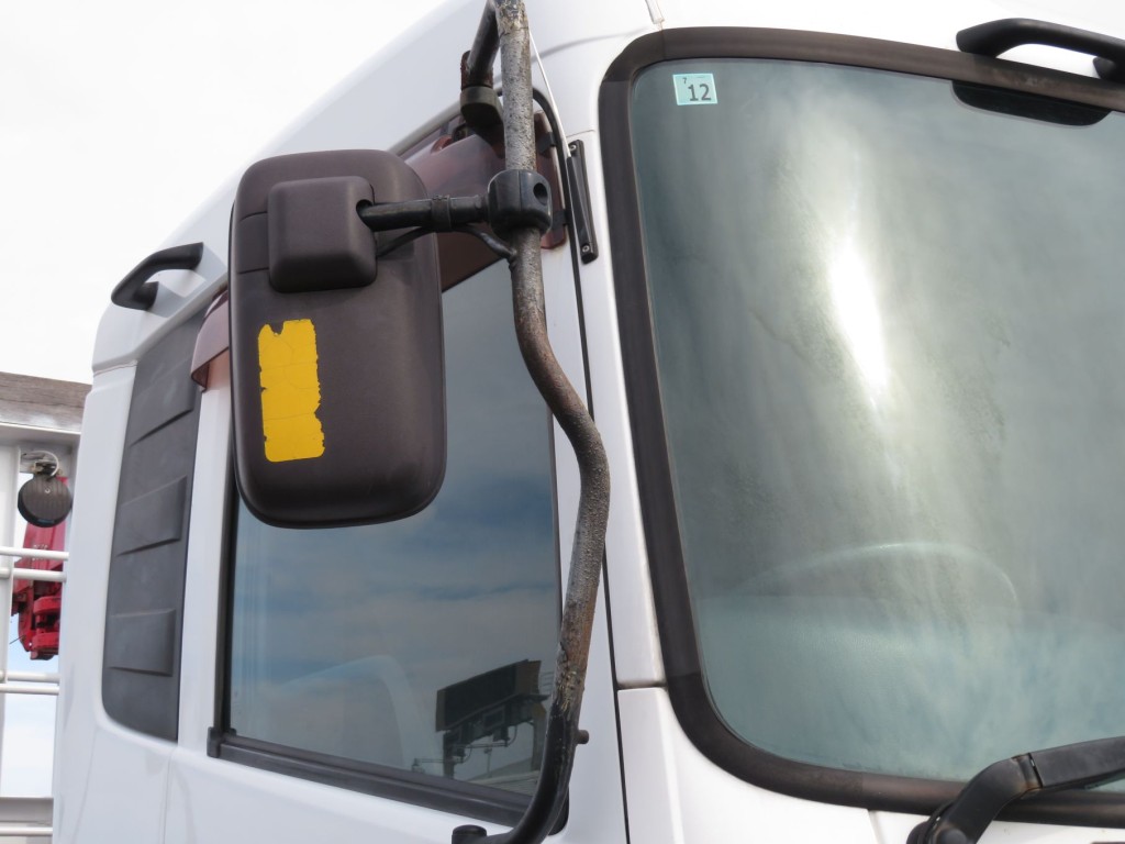 運転席側サイドミラーステーにサビがあります。|UDトラックス クオン QKG-CD5ZAの写真43