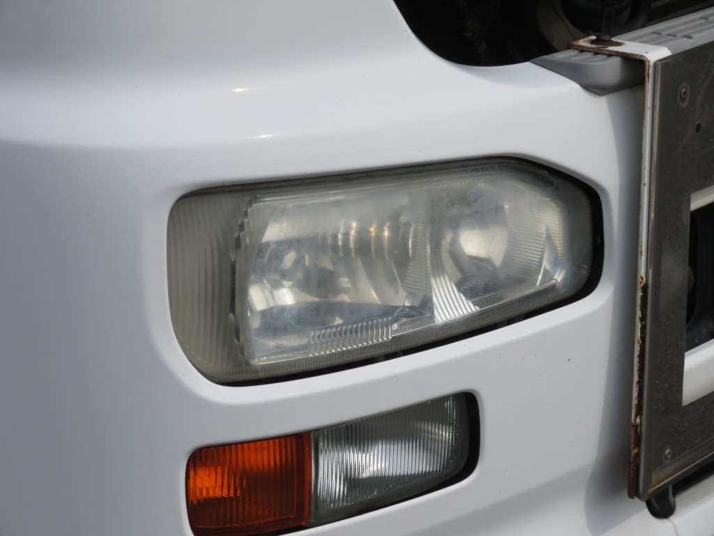 運転席側ヘッドライトのレンズに曇りがあります。|UDトラックス クオン QKG-CD5ZAの写真44