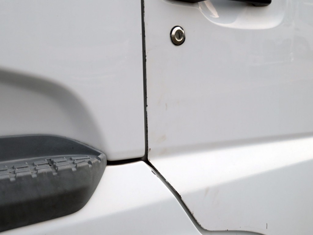 運転席ドア後端にキズがあります。|UDトラックス クオン QKG-CD5ZAの写真46