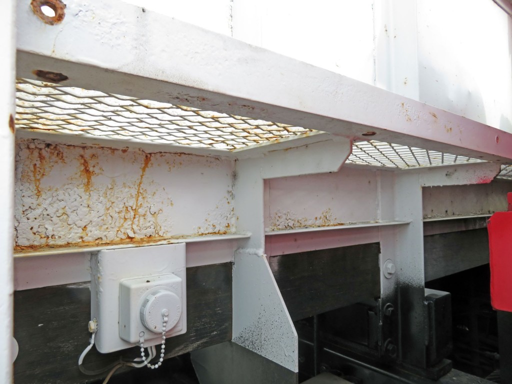 前立ての外面にサビがあります。|UDトラックス クオン QKG-CD5ZAの写真47