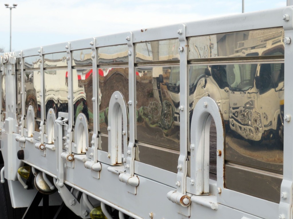 運転席側あおり各所に細かいヘコミがあります。|UDトラックス クオン QKG-CD5ZAの写真48