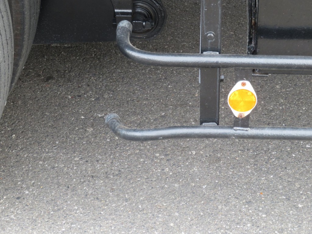 運転席側サイドバンパー後方に曲がりがあります。|UDトラックス クオン QKG-CD5ZAの写真49