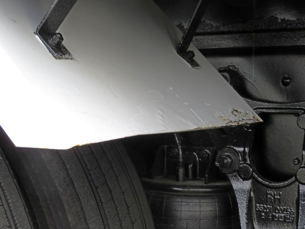 運転席側リアフェンダー前側にサビ・腐食があります。|UDトラックス クオン QKG-CD5ZAの写真50