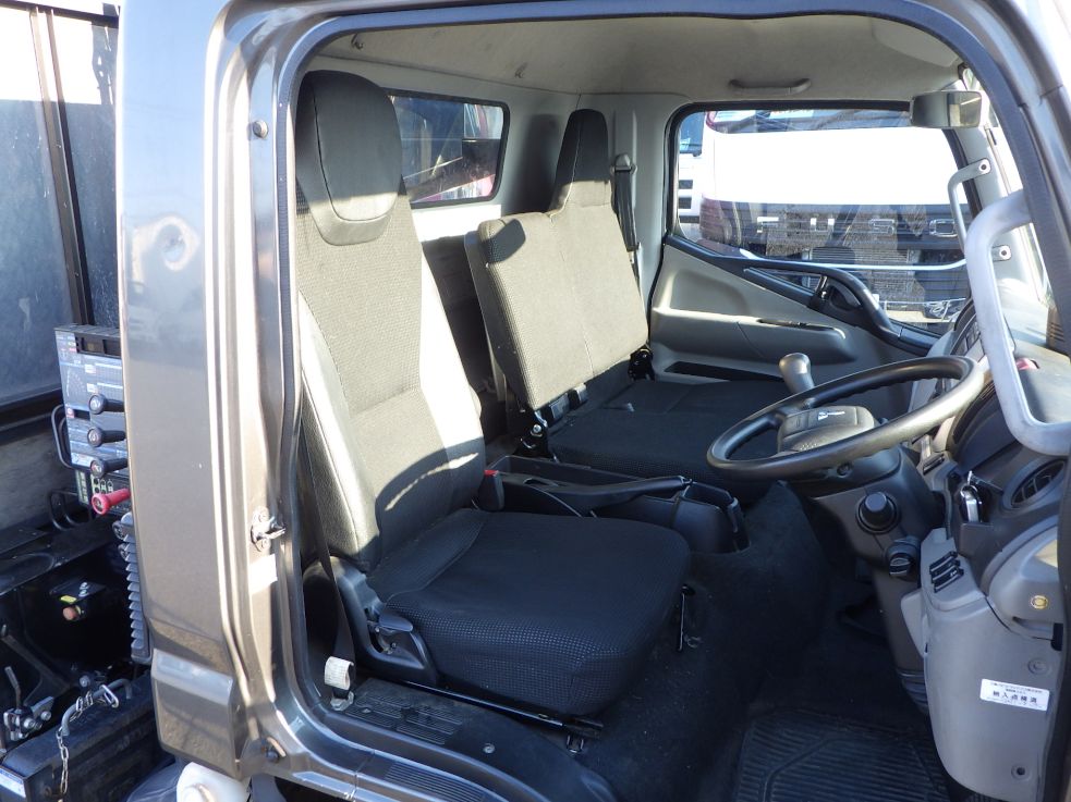 乗車定員は３名です。|三菱 キャンター 2PG-FEB90(2WD)の写真6