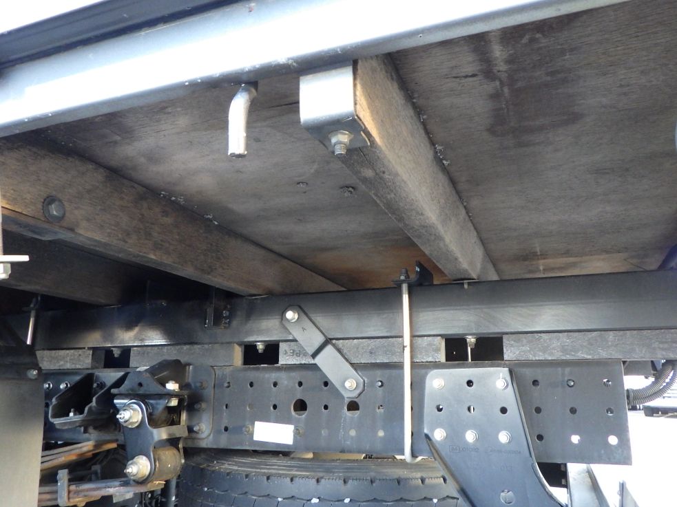 シャーシとネタの状態です。（縦は鉄・横ネタは木製・一部鉄製です）|三菱 キャンター 2PG-FEB90(2WD)の写真7
