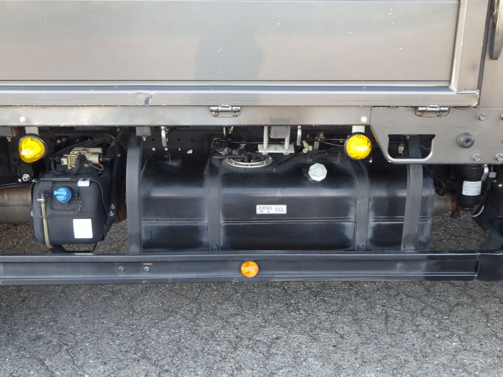 燃料タンクは１００Lです。|三菱 キャンター 2PG-FEB90(2WD)の写真18