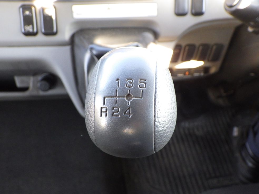 ＭＴ5速です。|三菱 キャンター 2PG-FEB90(2WD)の写真19