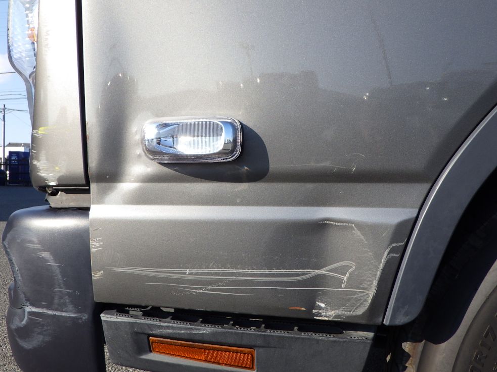 助手席側ドアにキズ・サビ・ヘコミがあります。|三菱 キャンター 2PG-FEB90(2WD)の写真23