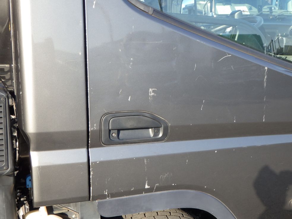 運転席側ドアにキズ・ヘコミがあります。|三菱 キャンター 2PG-FEB90(2WD)の写真24