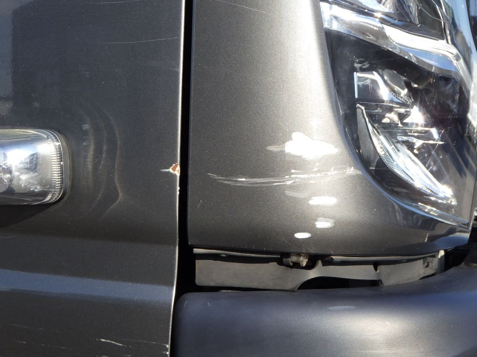 フロントパネルの両サイドにキズがあります。|三菱 キャンター 2PG-FEB90(2WD)の写真27