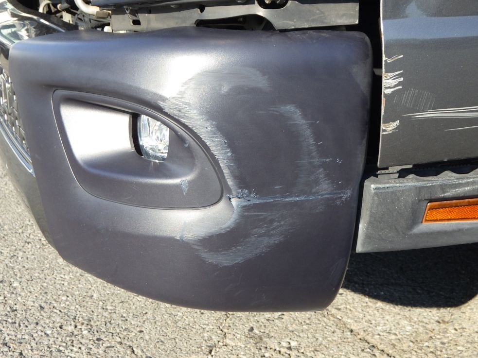 フロントバンパーの両サイドにキズ・割れがあります。|三菱 キャンター 2PG-FEB90(2WD)の写真28