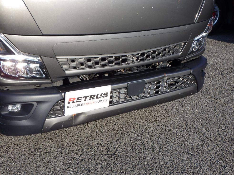 フロントバンパーに飛び石キズ・サビ・ヘコミがあります。|三菱 キャンター 2PG-FEB90(2WD)の写真29