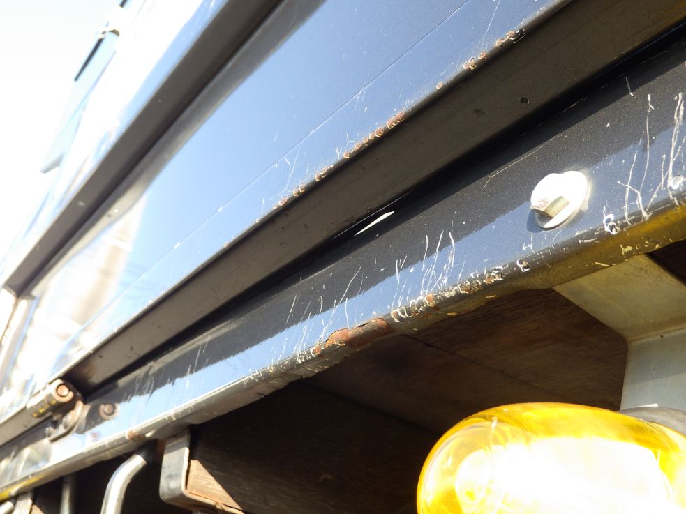 左右のサイドレールにキズ・サビがあります。（アオリ下側にすき間があります）|三菱 キャンター 2PG-FEB90(2WD)の写真32