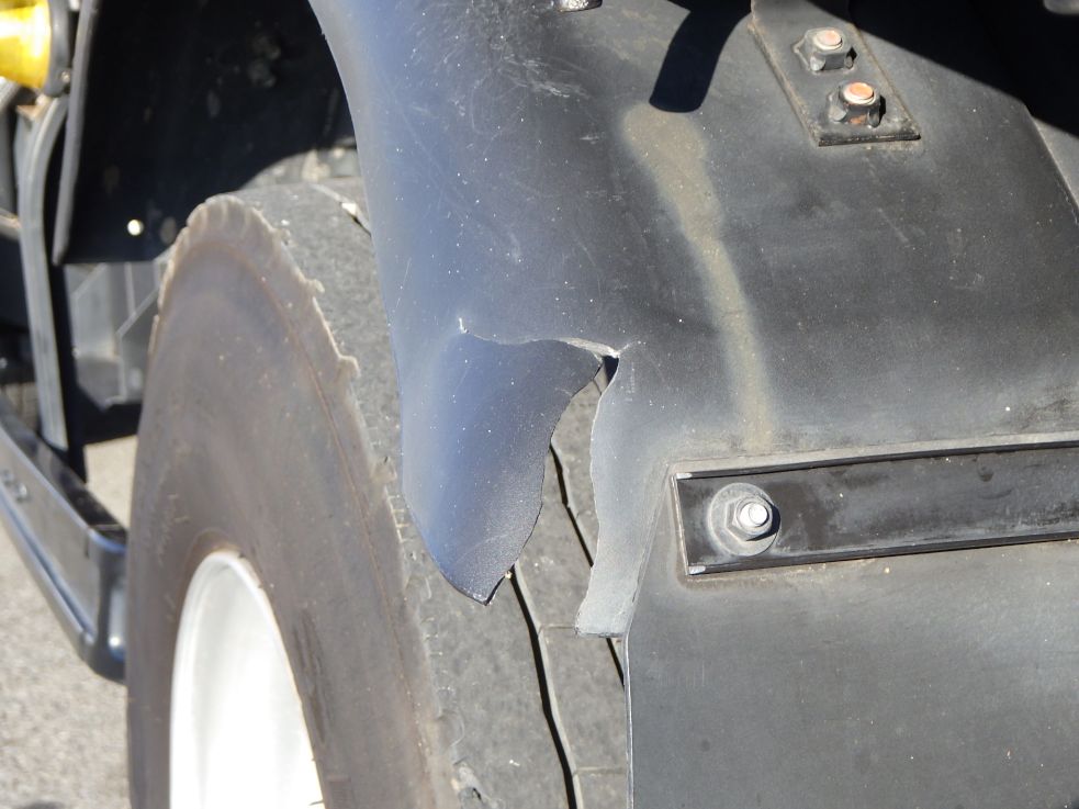 助手席側リヤフェンダーに割れがあります。|三菱 キャンター 2PG-FEB90(2WD)の写真33