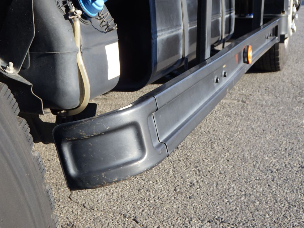 運転席側サイドバンパーに曲がりがあります。（助手席側にもあります）|三菱 キャンター 2PG-FEB90(2WD)の写真34