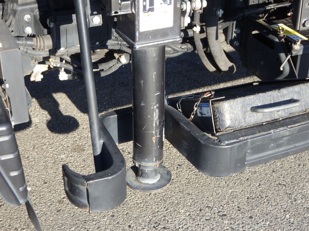 左右のアウトリガーにキズ・サビがあります。|三菱 キャンター 2PG-FEB90(2WD)の写真37