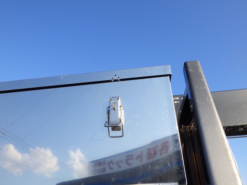 助手席側物入のロック受けが欠損しています。|三菱 キャンター 2PG-FEB90(2WD)の写真38