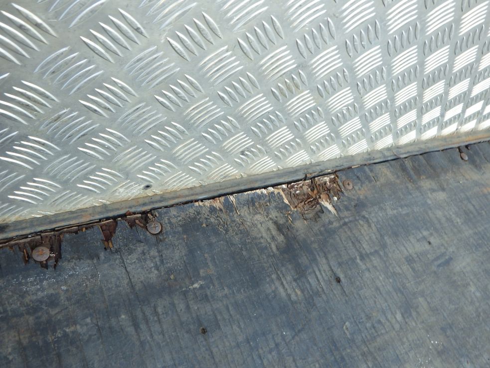 荷台前方床板にふやけ・割れがあります。|三菱 キャンター 2PG-FEB90(2WD)の写真41