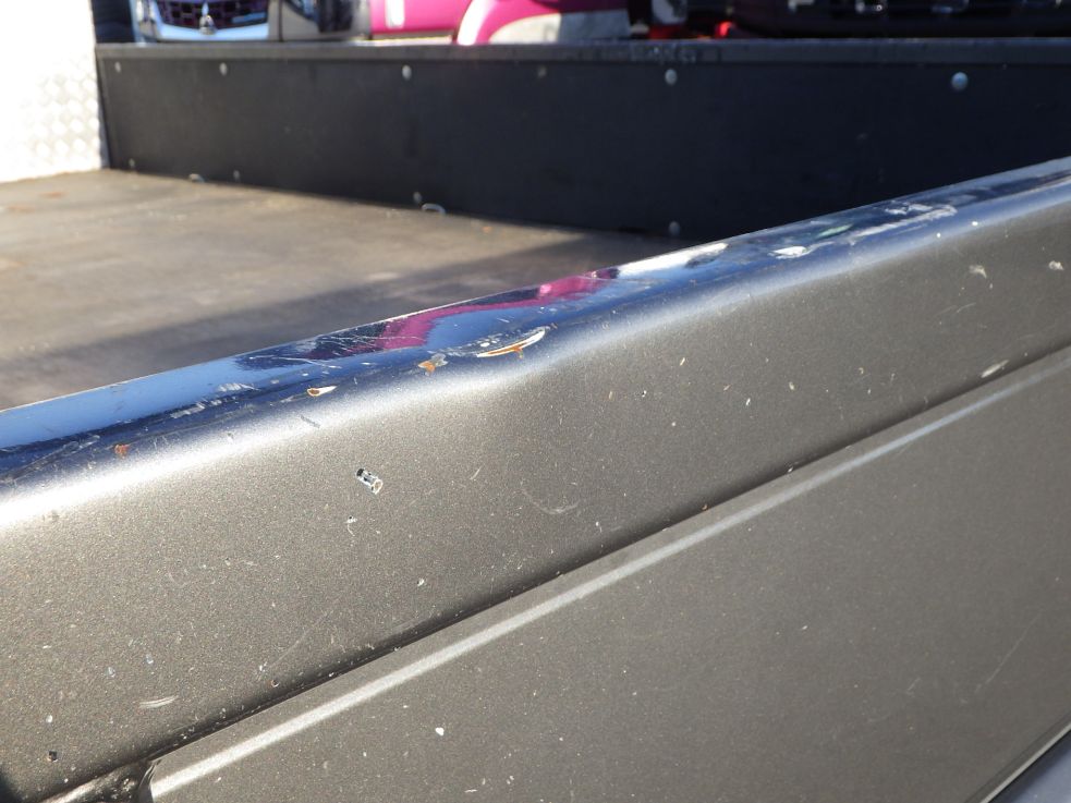 リヤアオリにキズ・サビ・ヘコミがあります。|三菱 キャンター 2PG-FEB90(2WD)の写真42