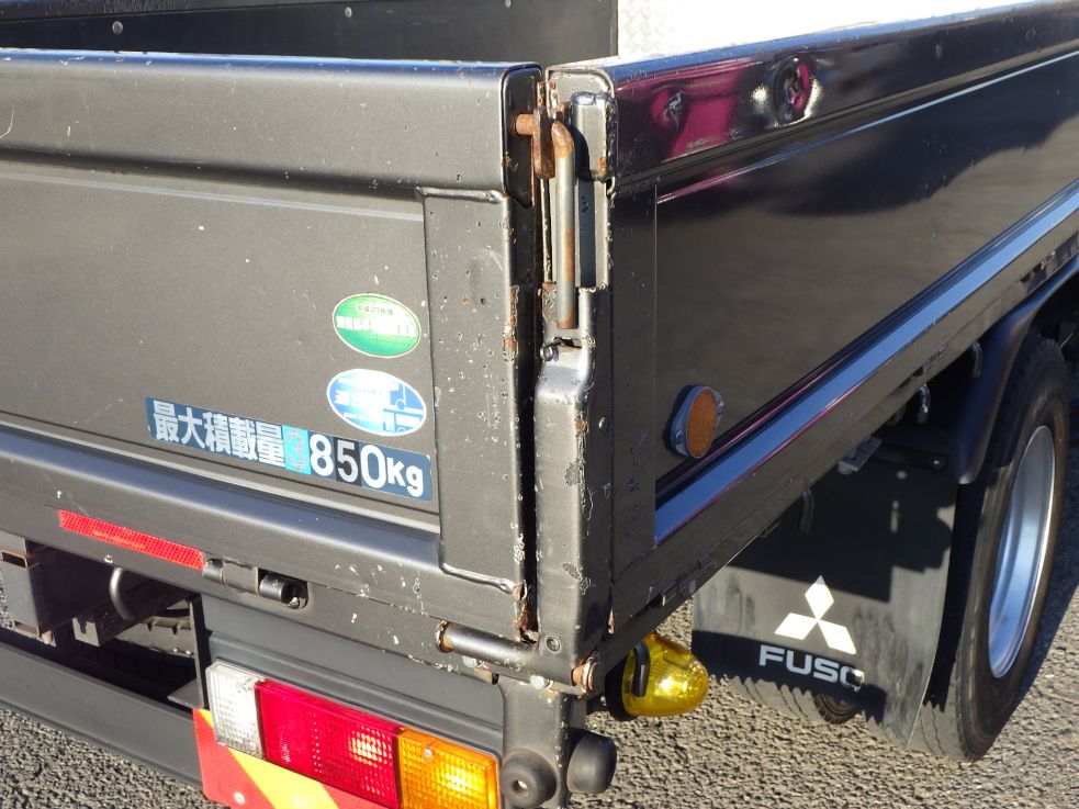 ボディー後方の両サイドにキズ・サビ・ヘコミがあります。|三菱 キャンター 2PG-FEB90(2WD)の写真43