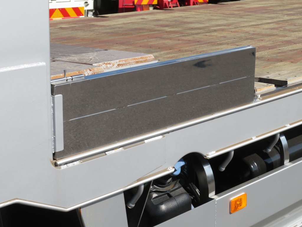 あおりはステンレス製です。|三菱 スーパーグレート 2PG-FS80VZの写真9