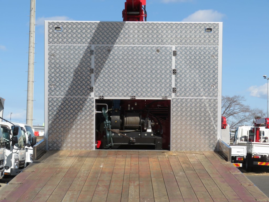 ウインチ付きです。（前立ては物入れ加工されています）|三菱 スーパーグレート 2PG-FS80VZの写真13