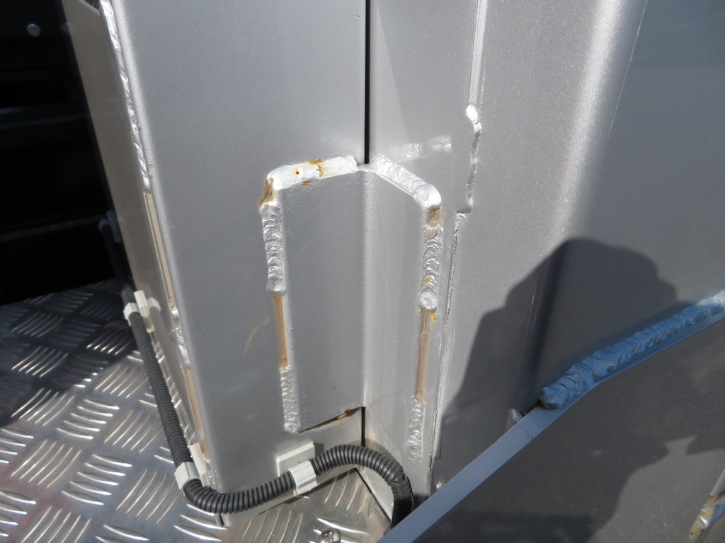 ボディー助手席側の前部に置きサビがあります。|三菱 スーパーグレート 2PG-FS80VZの写真23