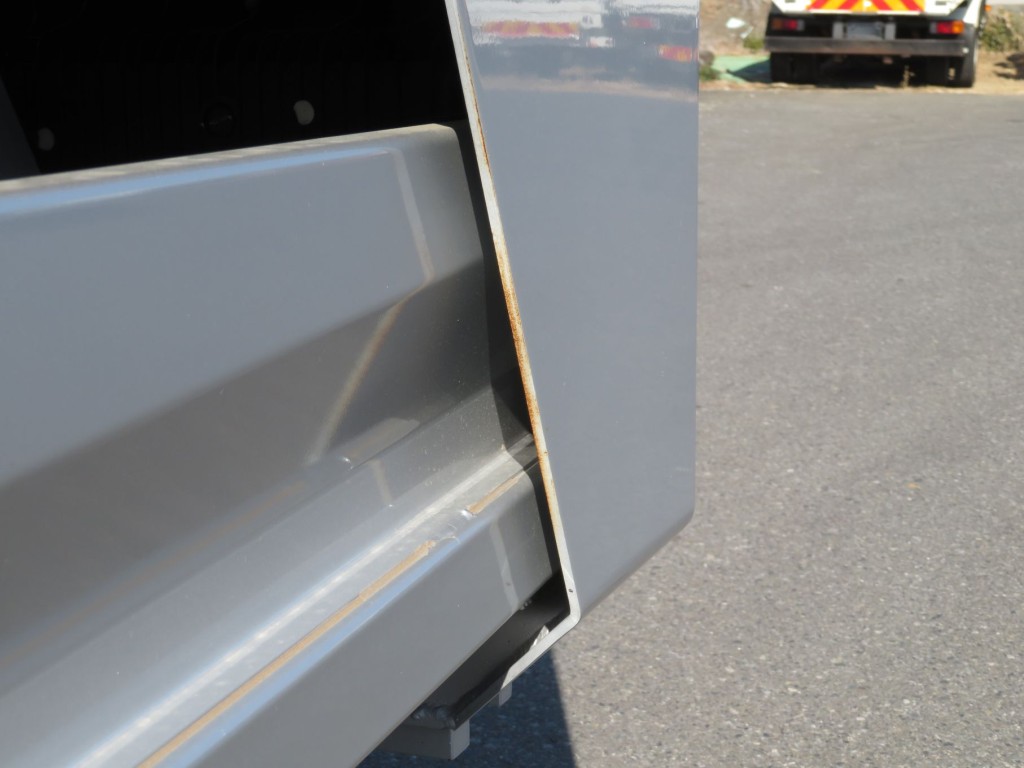 ボディー助手席側後方に置きサビがあります。|三菱 スーパーグレート 2PG-FS80VZの写真26