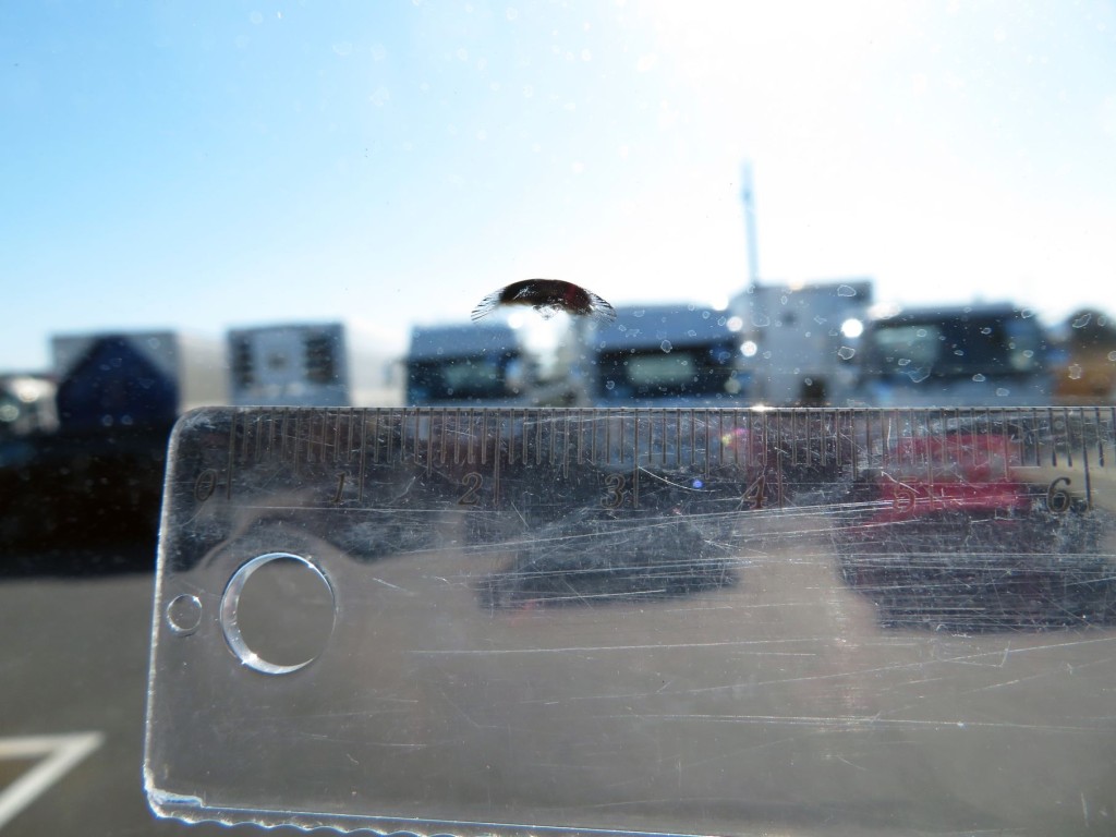 フロントガラス運転席側に飛び石跡があります。|三菱 ファイター 2KG-FK72FZの写真9