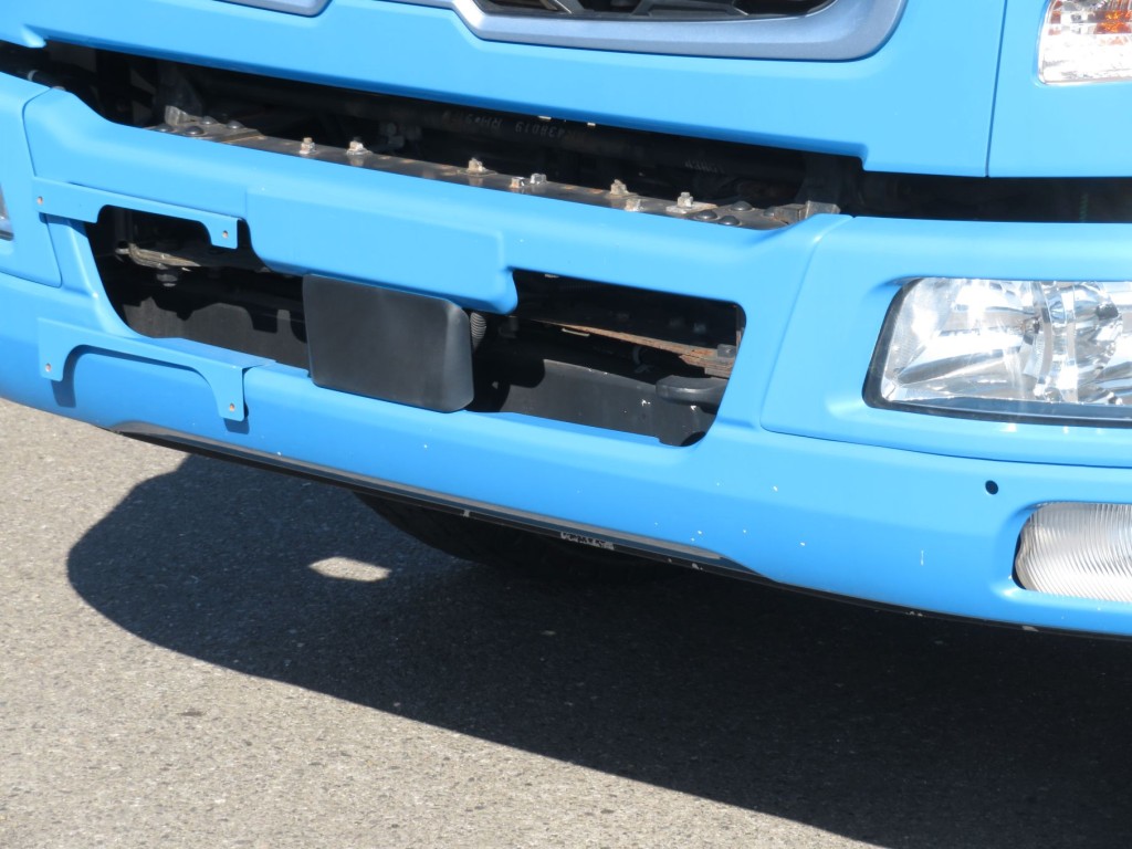 フロントバンパー各所に小キズがあります。|三菱 ファイター 2KG-FK72FZの写真10