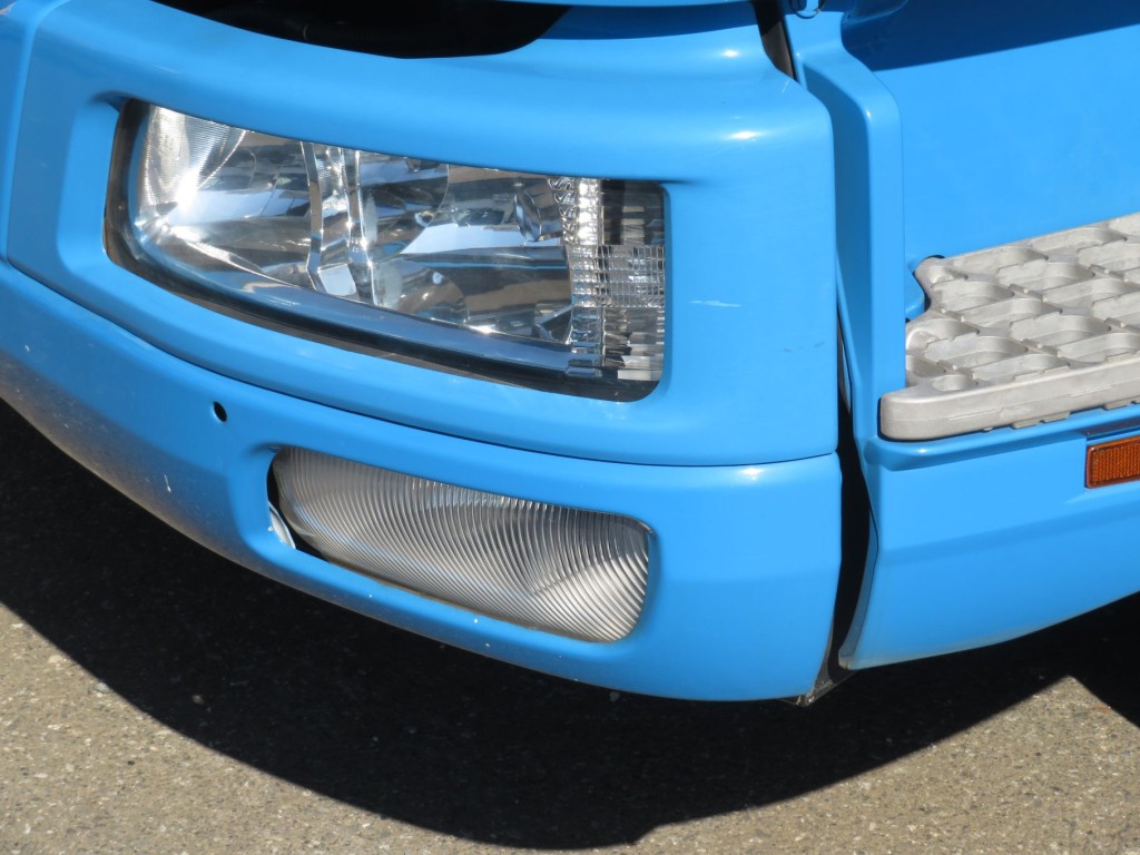 フロントバンパー助手席側に細かいスリキズ及び線キズがあります。|三菱 ファイター 2KG-FK72FZの写真12