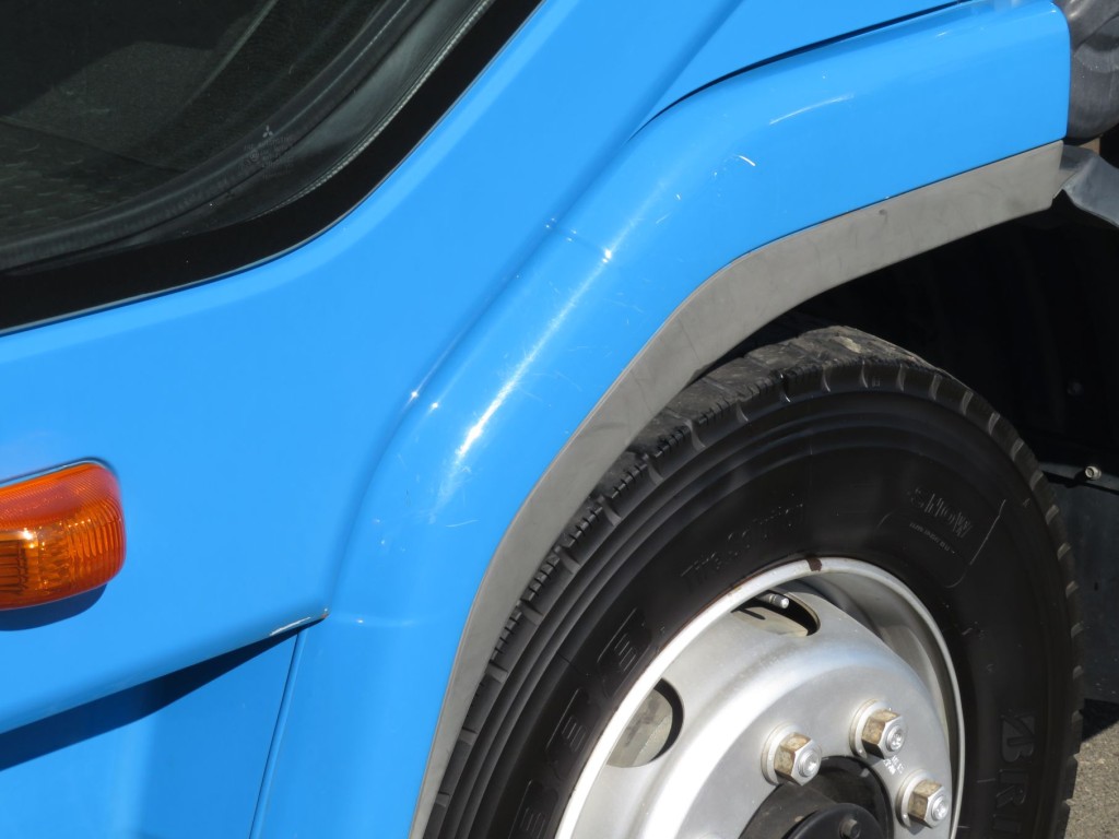 助手席側フロントフェンダーに細かいキズがあります。|三菱 ファイター 2KG-FK72FZの写真13