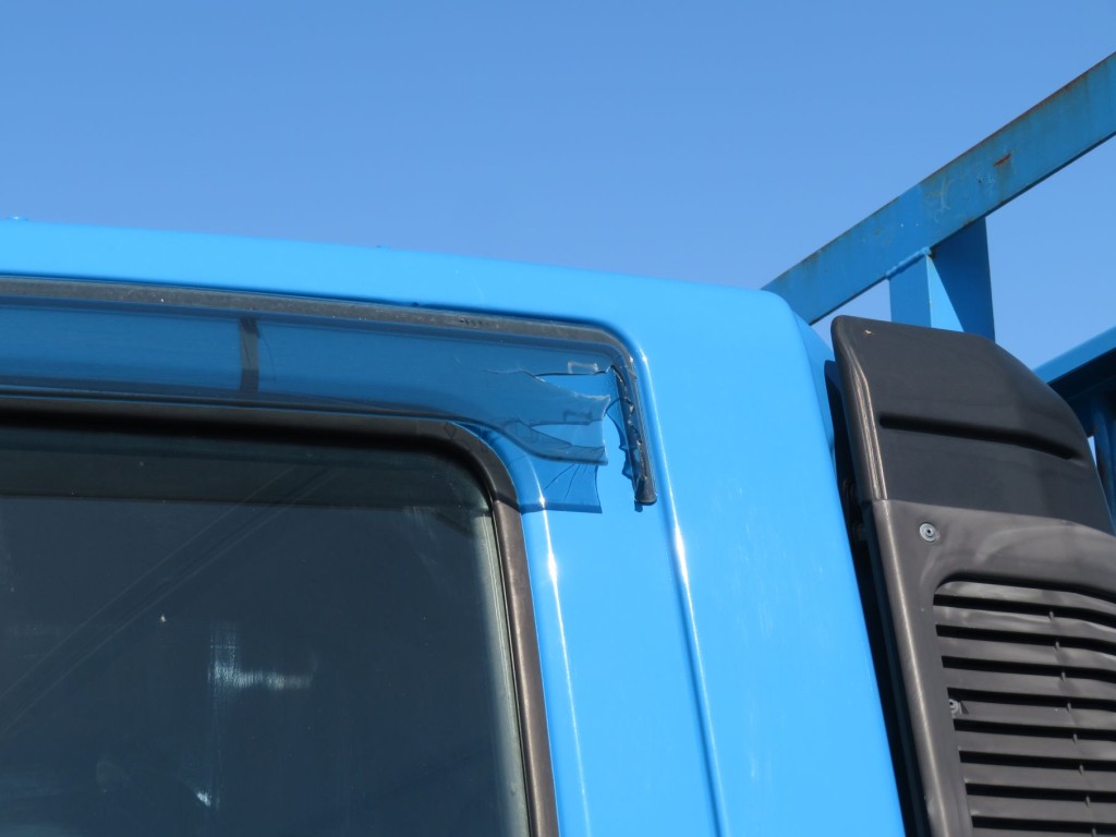 助手席側サイドバイザーに割れがあります。|三菱 ファイター 2KG-FK72FZの写真14