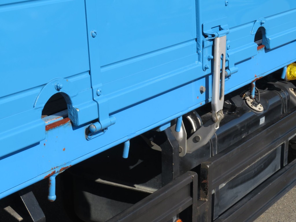 サイドレール各所(ロープ穴付近)にサビがあります。|三菱 ファイター 2KG-FK72FZの写真19