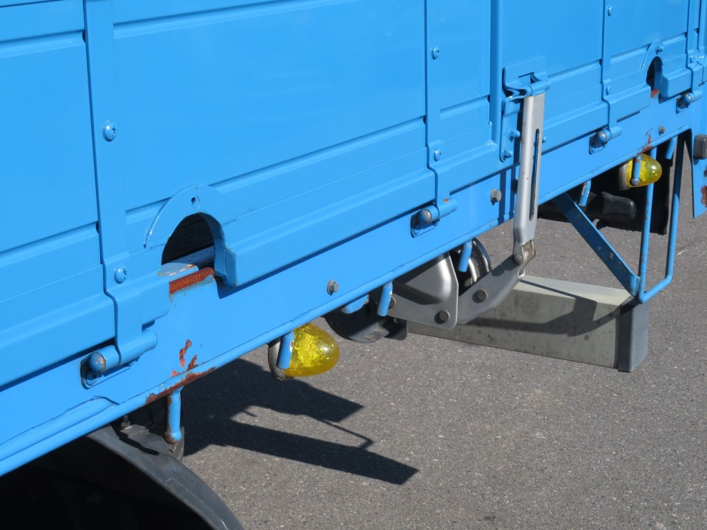 サイドレール各所(ロープ穴付近)にサビがあります。|三菱 ファイター 2KG-FK72FZの写真21