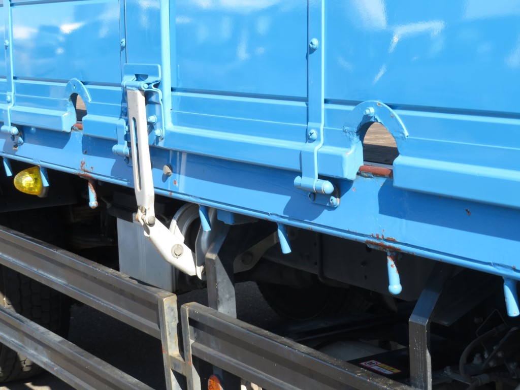 サイドレール各所(ロープ穴付近)にサビがあります。|三菱 ファイター 2KG-FK72FZの写真37