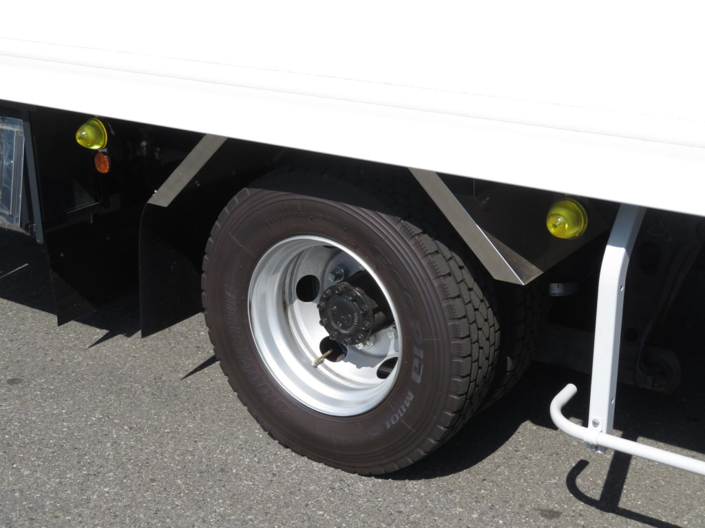 リアフェンダーはステンレス製です。|日野 レンジャー 2KG-FD2ABG(2WD)の写真9