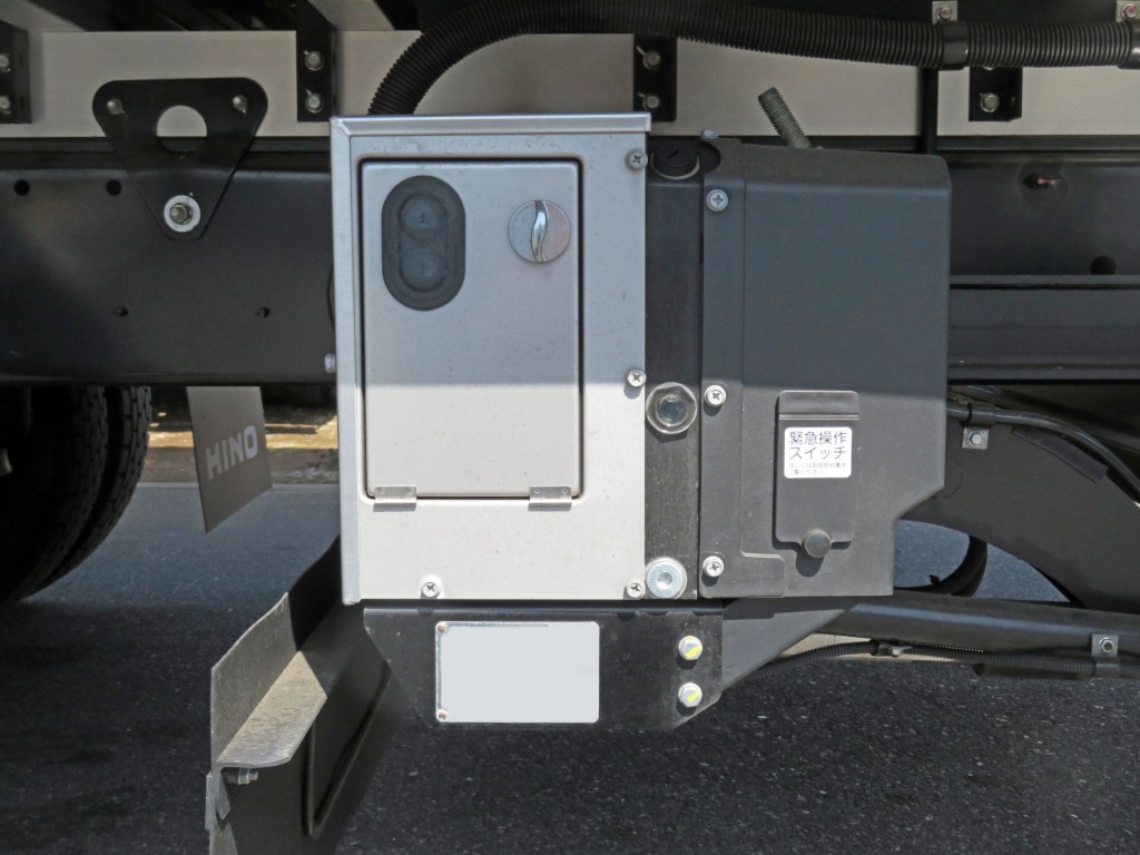 ゲートの操作スイッチです。|日野 レンジャー 2KG-FD2ABG(2WD)の写真16