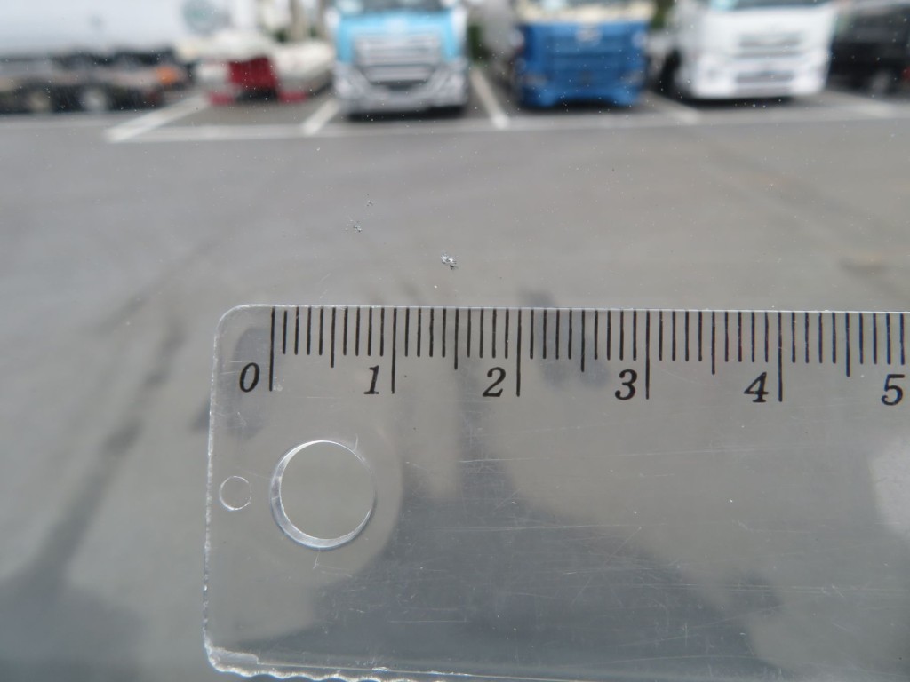 フロントガラス中央付近に小キズがあります。|三菱 ファイター TKG-FK61F(2WD)の写真12