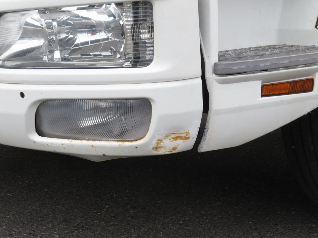 フロントバンパー助手席側ヘコミ・サビがあります。|三菱 ファイター TKG-FK61F(2WD)の写真13