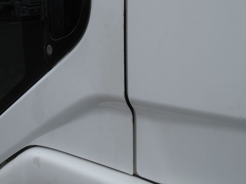 助手席ドア後端に細かいキズがあります。|三菱 ファイター TKG-FK61F(2WD)の写真14