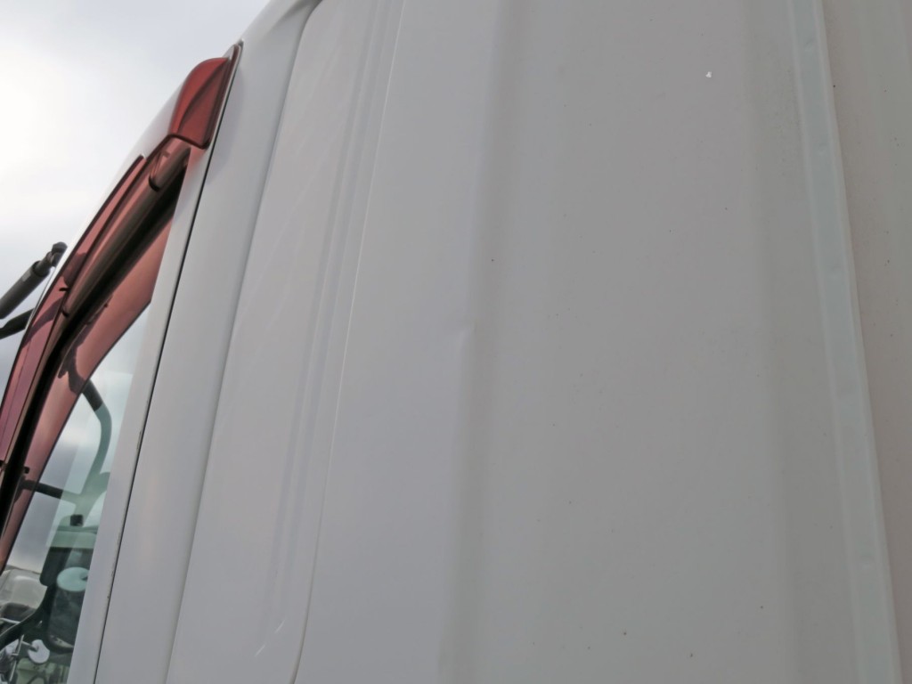 助手席側クォーターパネルに小さいヘコミがあります。|三菱 ファイター TKG-FK61F(2WD)の写真15