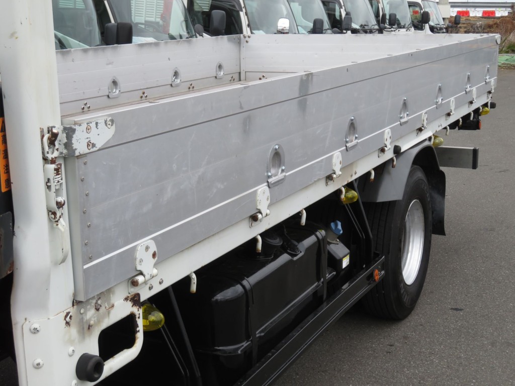 助手席側あおり各所に細かいキズがあります。|三菱 ファイター TKG-FK61F(2WD)の写真17