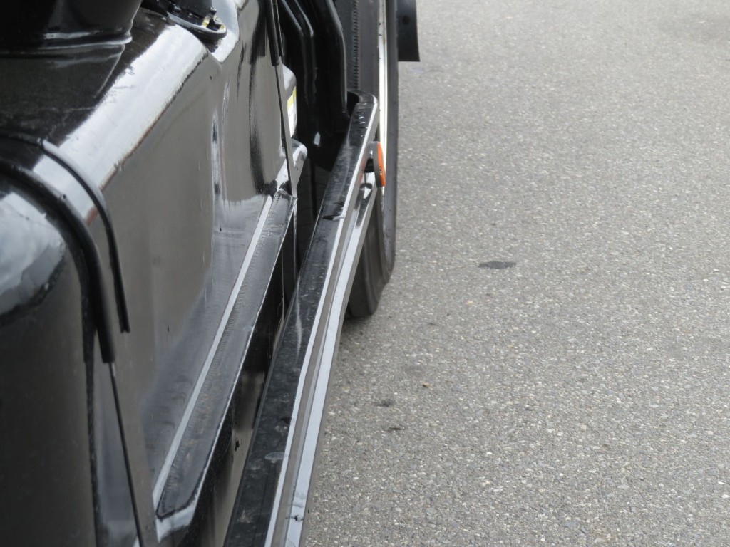 助手席側サイドバンパーに曲がりがあります。|三菱 ファイター TKG-FK61F(2WD)の写真19