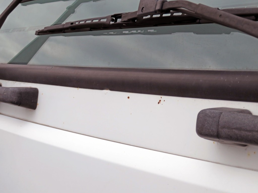 ワイパーパネル部に小サビがあります。|三菱 ファイター TKG-FK61F(2WD)の写真30